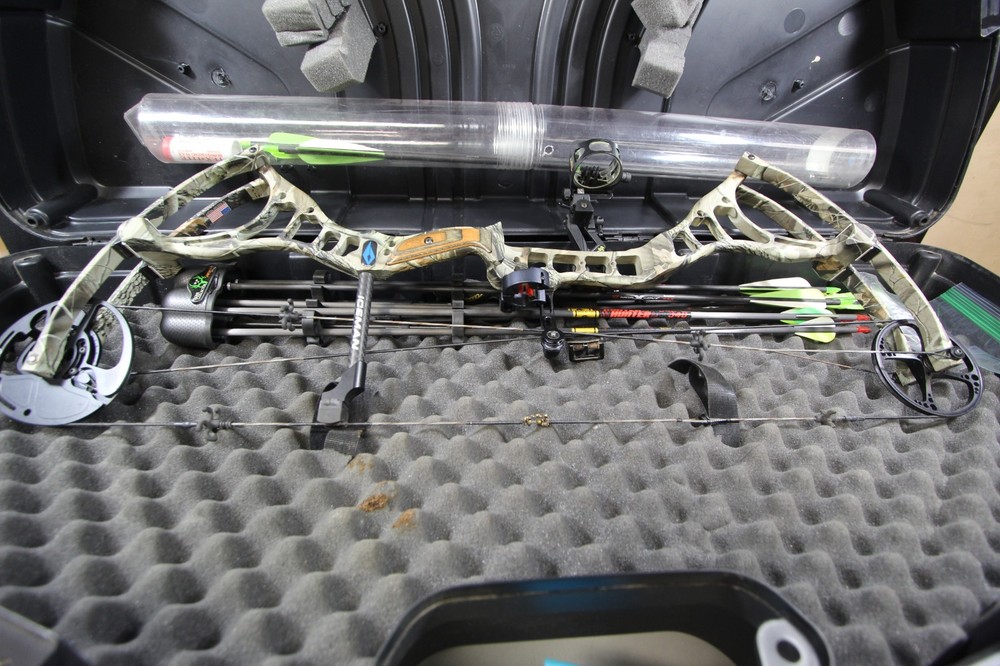 DIAMOND ARCHERY 2009 ICEMAN COMPOUND BOW 60LBS 29" DRAW WITH EXTRAS(02AEE26CA)