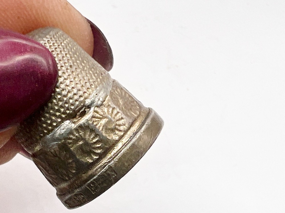VINTAGE SOLID STERLING SILVER OLD SEWING THIMBLE DAISY FLOWERS