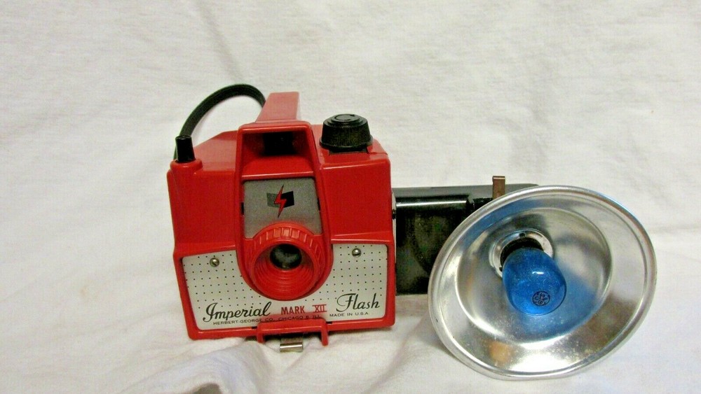 VINTAGE 1950s IMPERIAL MARK XII CAMERA w/ FLASH & BULB
