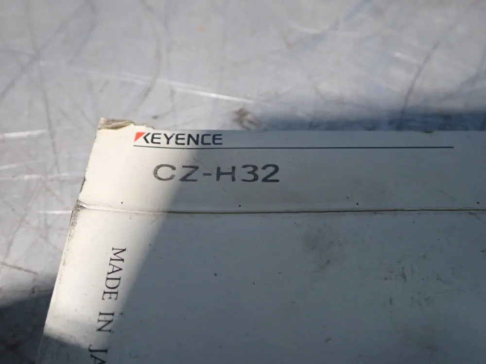 KEYENCE CZ-H32 SENSOR HEAD 10251190349