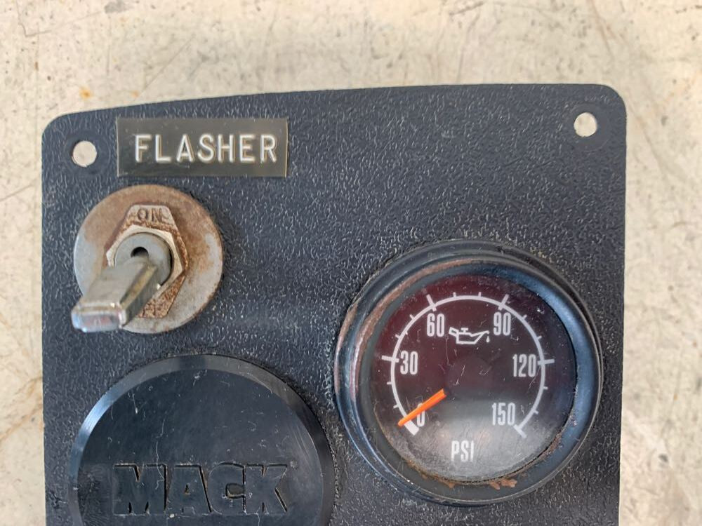 1991 Mack RD680 Gauge Panel (716-10226)