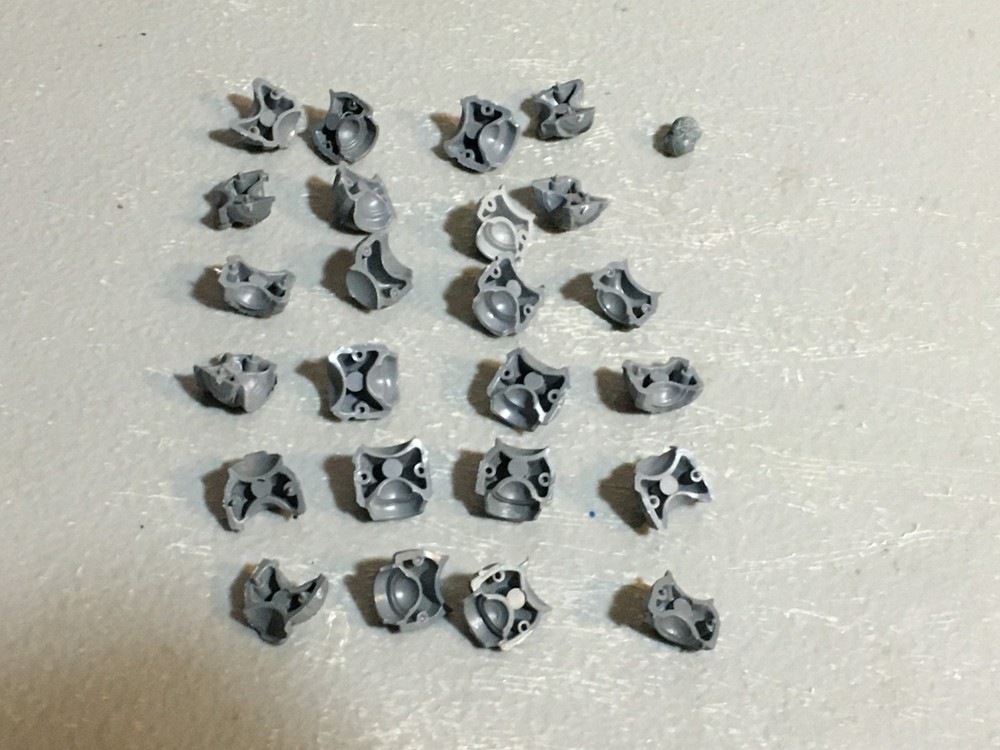 A26625 WARHAMMER 40K SPACE MARINES BITS LOT TORSO FRONTS BACKS + HEAD