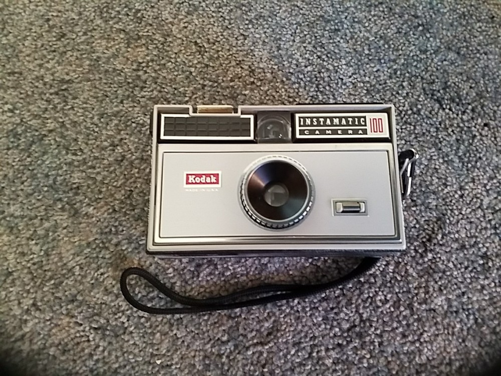 Vintage Kodak Instamatic Camera 100 Case Flashbulbs Untested