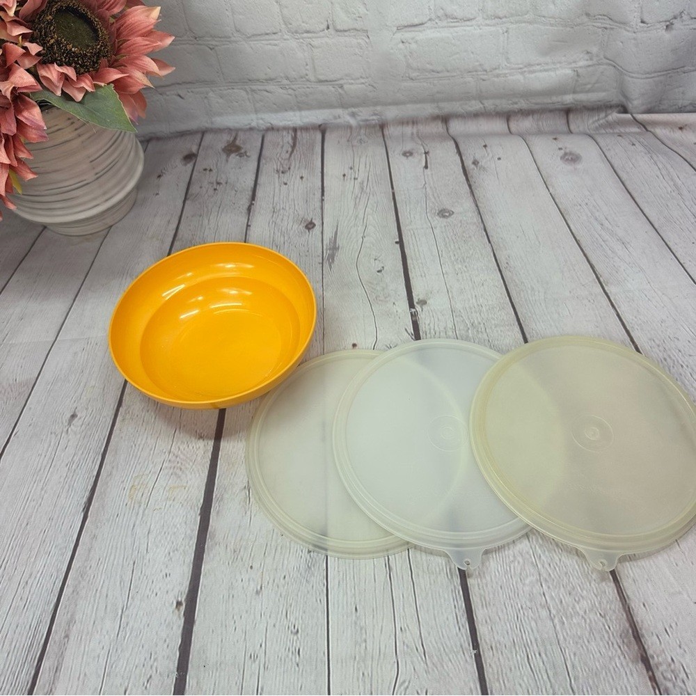 tupperware cereal Bowl with 3 clear seals "C"