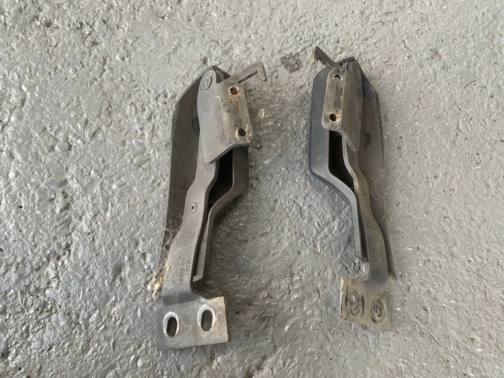 Scania Grill Hinges