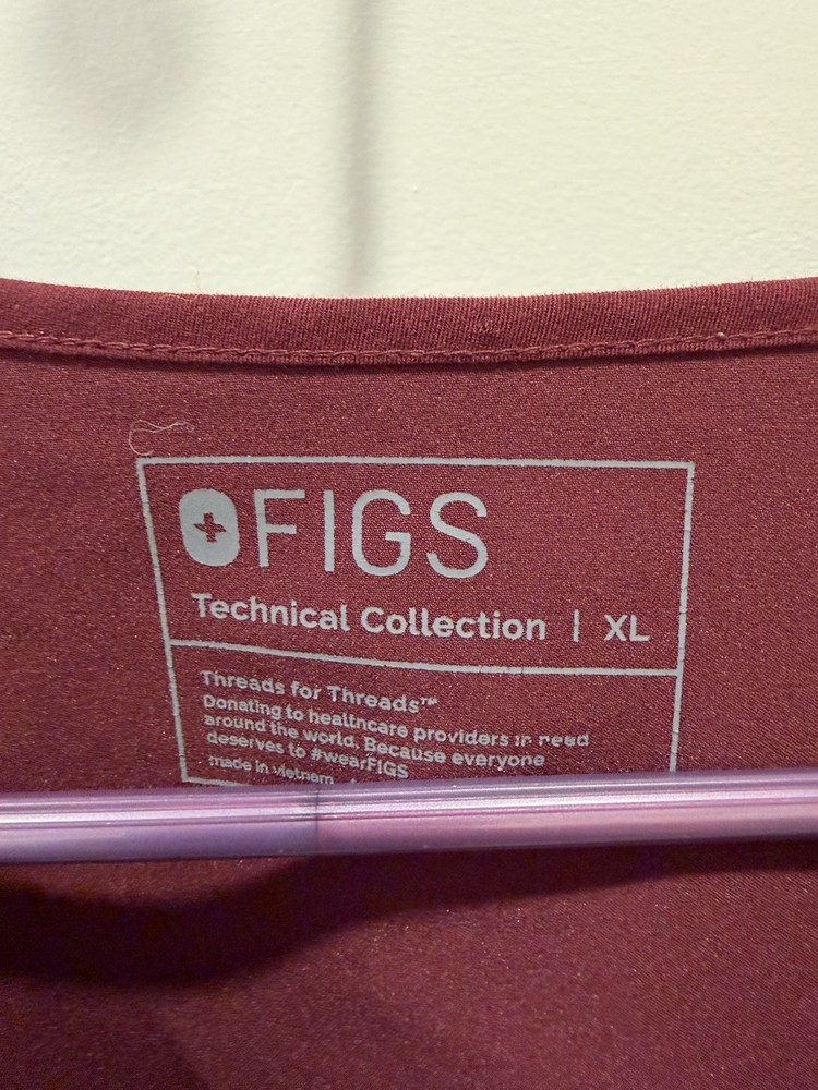 FIGS Casma Three-Pocket Scrub Top XL Burgundy