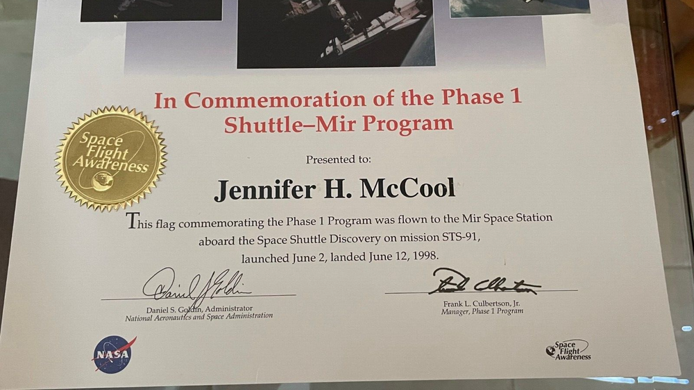 DISCOVERY (STS-91) FLOWN PHASE ONE SHUTTLE-MIR FLAG ON PRESENTATION CERTIFICATE