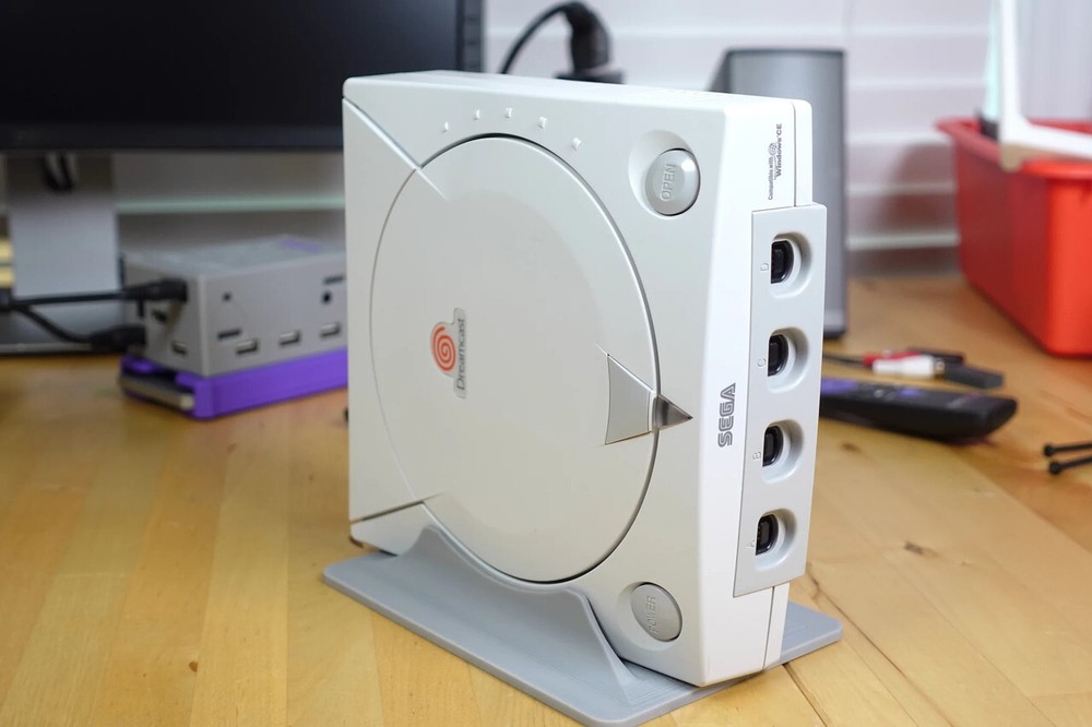 Vertical Stand for Sega Dreamcast - Retro Frog