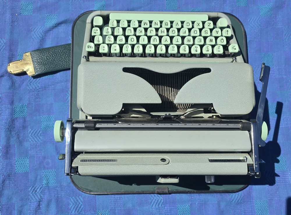 Hermes 2000 Typewriter 1959 Green + Case Manual Brush READ