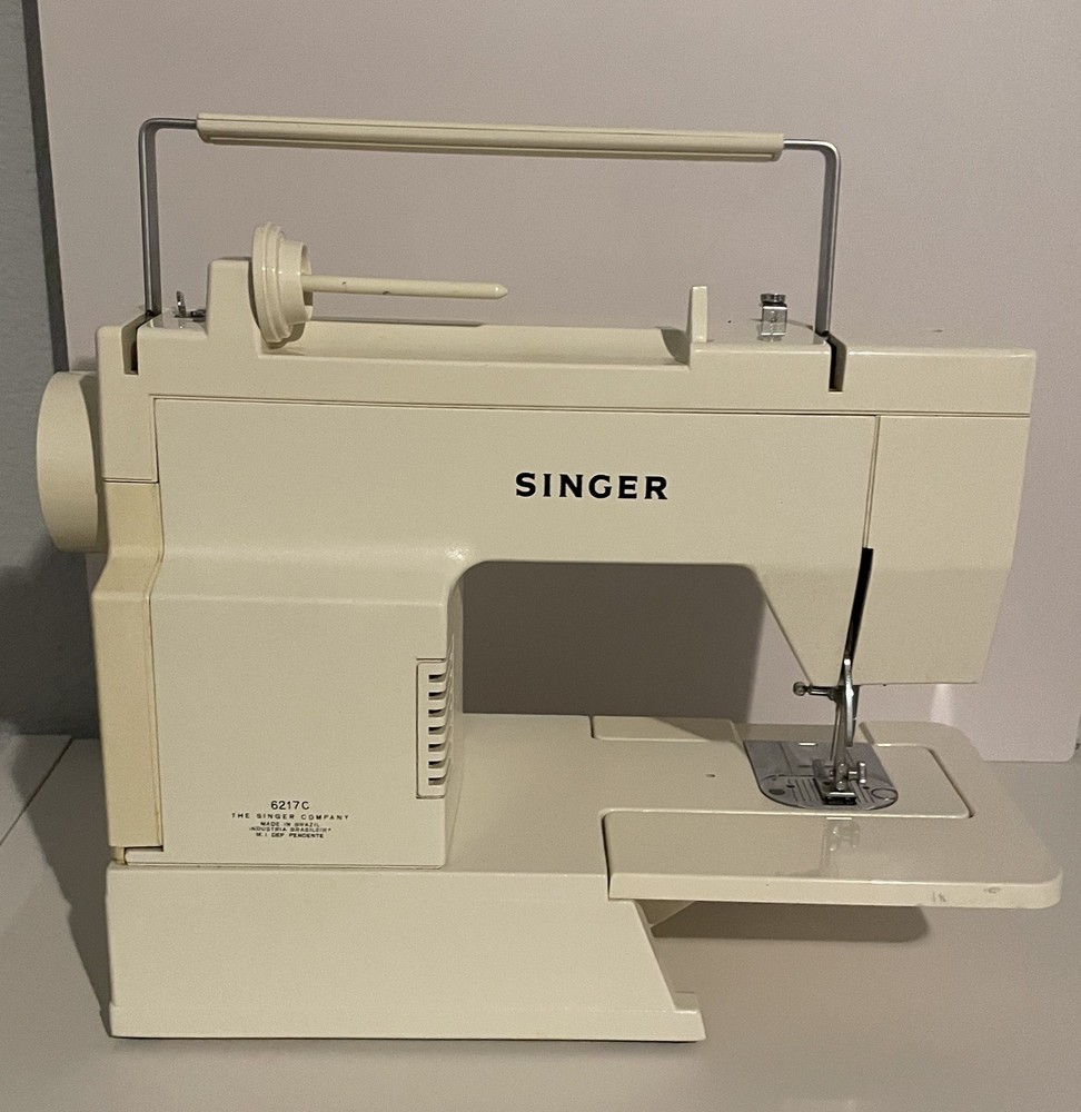 Vintage SINGER sewing Machine 6217