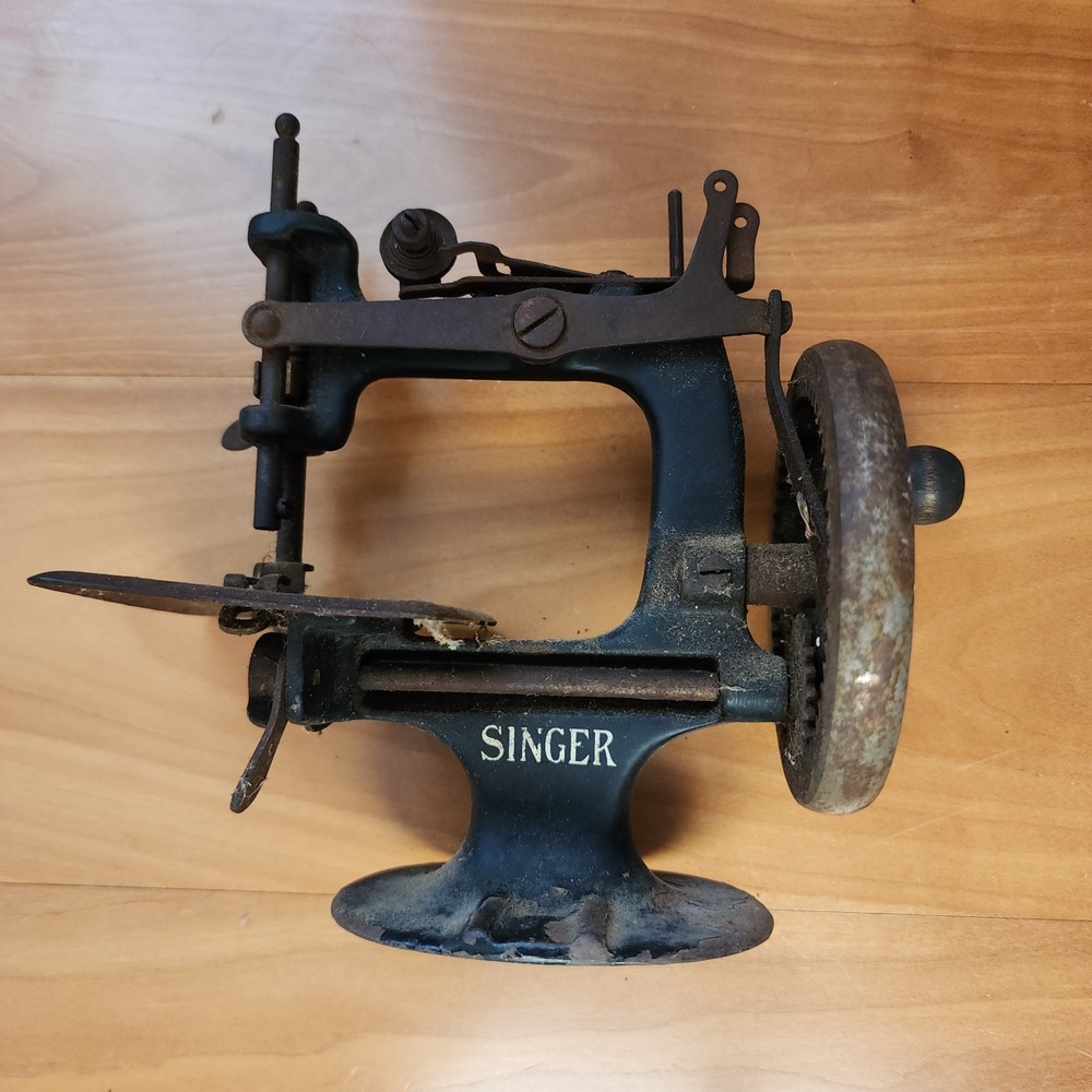 Vintage Miniature SINGER SEWING machine As Is