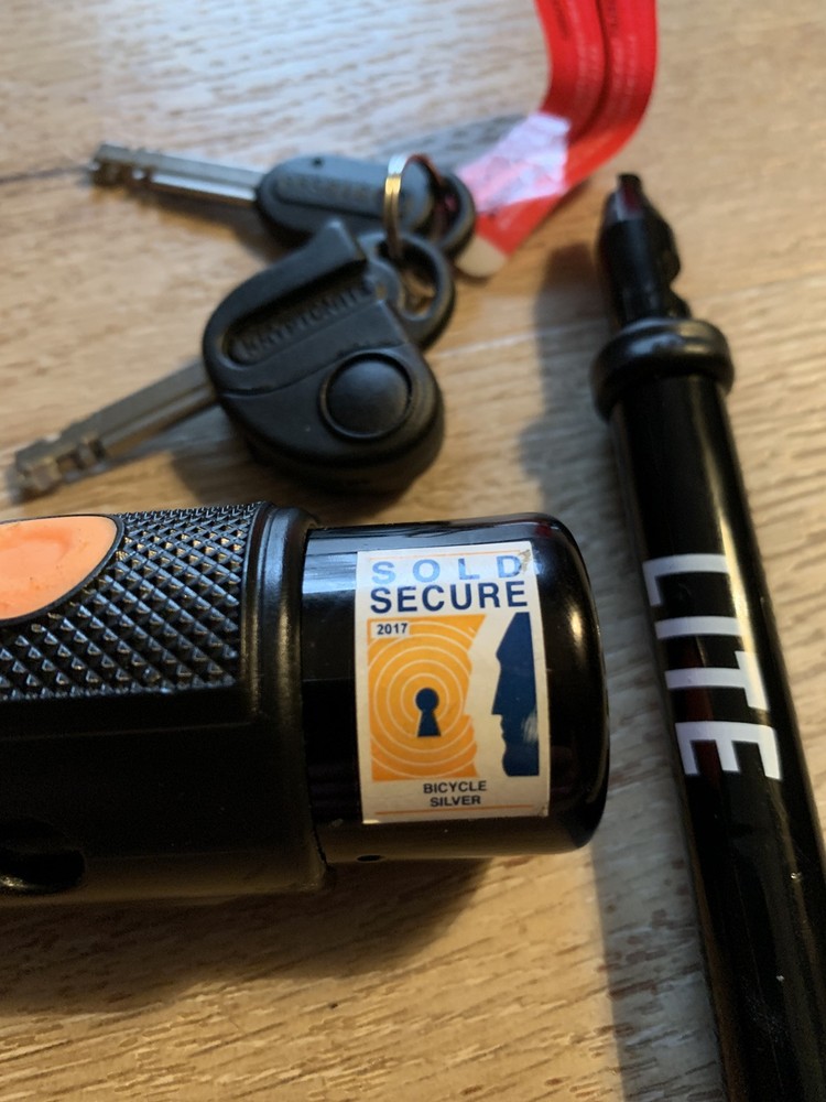 NEW~KRYPTONITE~EVOLUTION LITE~ MINI LOCK 6~ANTI-THEFT~U LOCK~KEYS & 1 WITH LIGHT