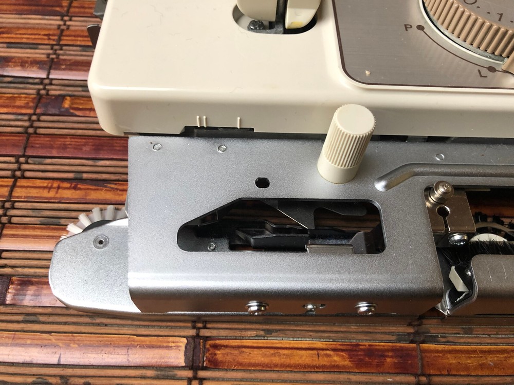 STUDIO MOD 560L KNITTING MACHINE CARIAGE ONLY, NO ATTACHMENTS