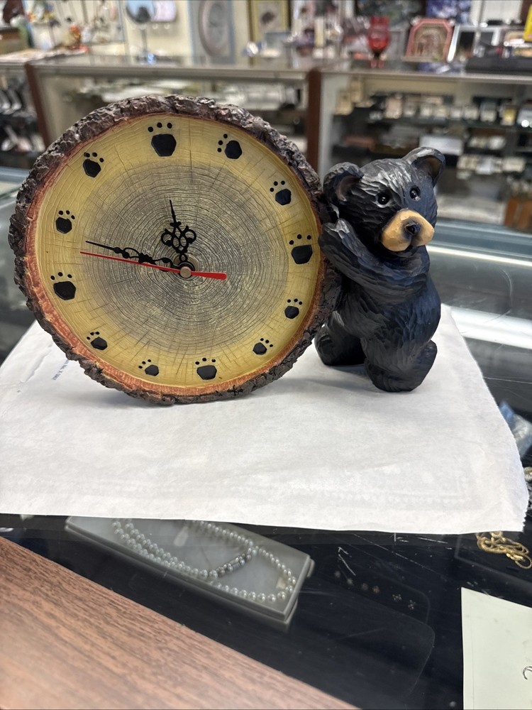 Quartz Tree Stump Bear Clock