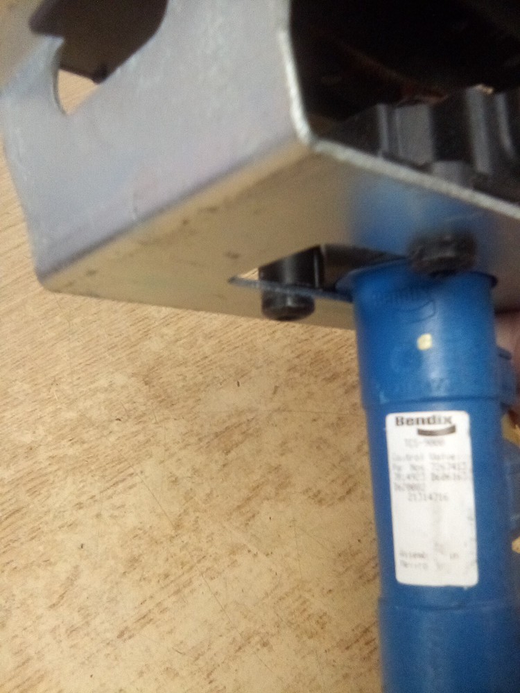 Bendix 7267413 Trailer Brake Control Valve "Handle Has Rust"