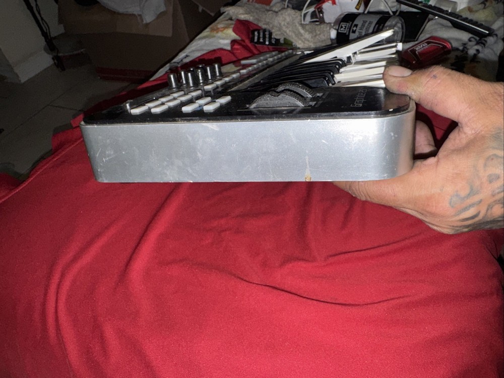 SAMSON GRAPHITE 25 (USB MIDI CONTROLLER KEYBOARD) (UNTESTED)