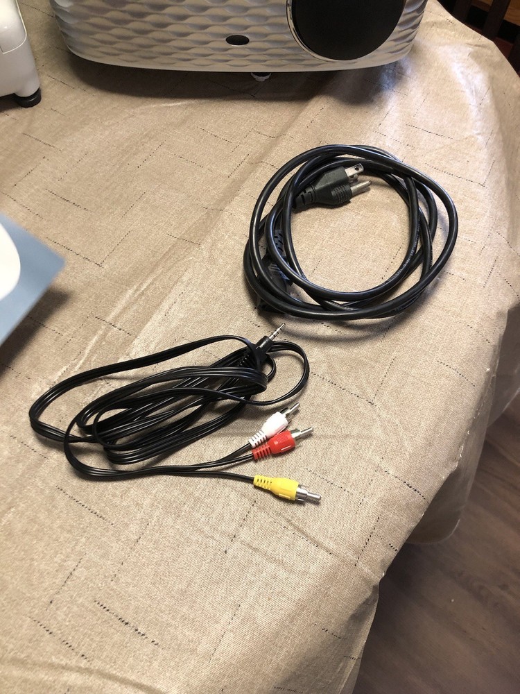 Goodee HD projector With Remote And Connection Cords