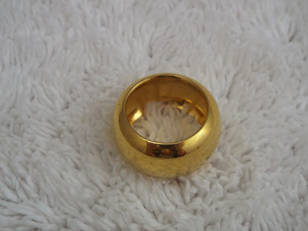 Goldtone Ring ~ Size 8 (J53)
