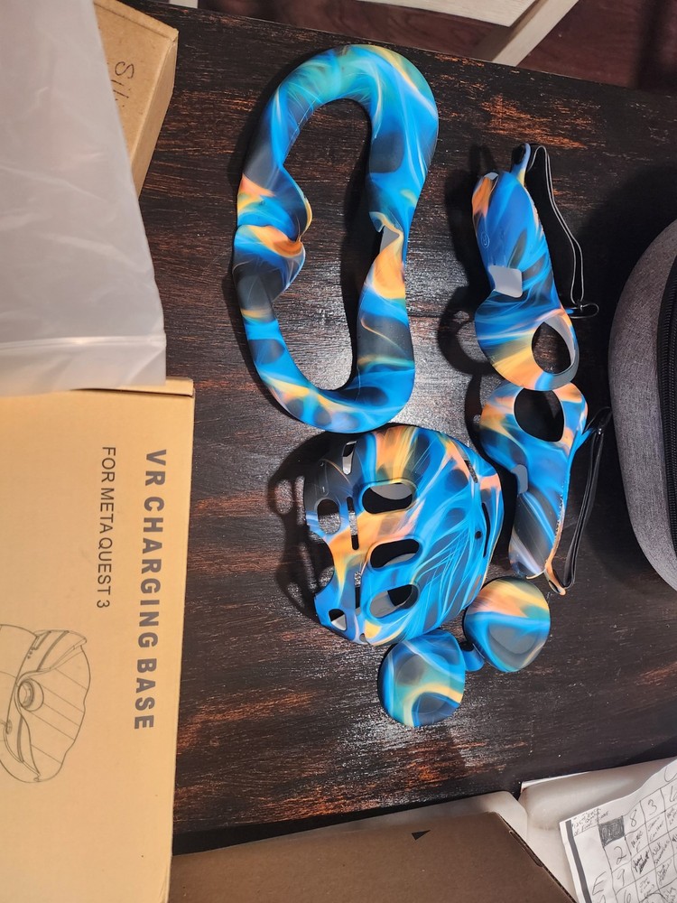 Oculus 3 Accessory Set: Case, Skins, And Charger Base