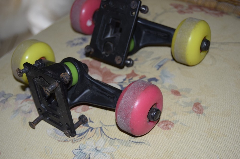 GENERIC SKATEBOARD TRUCKS with Wheels