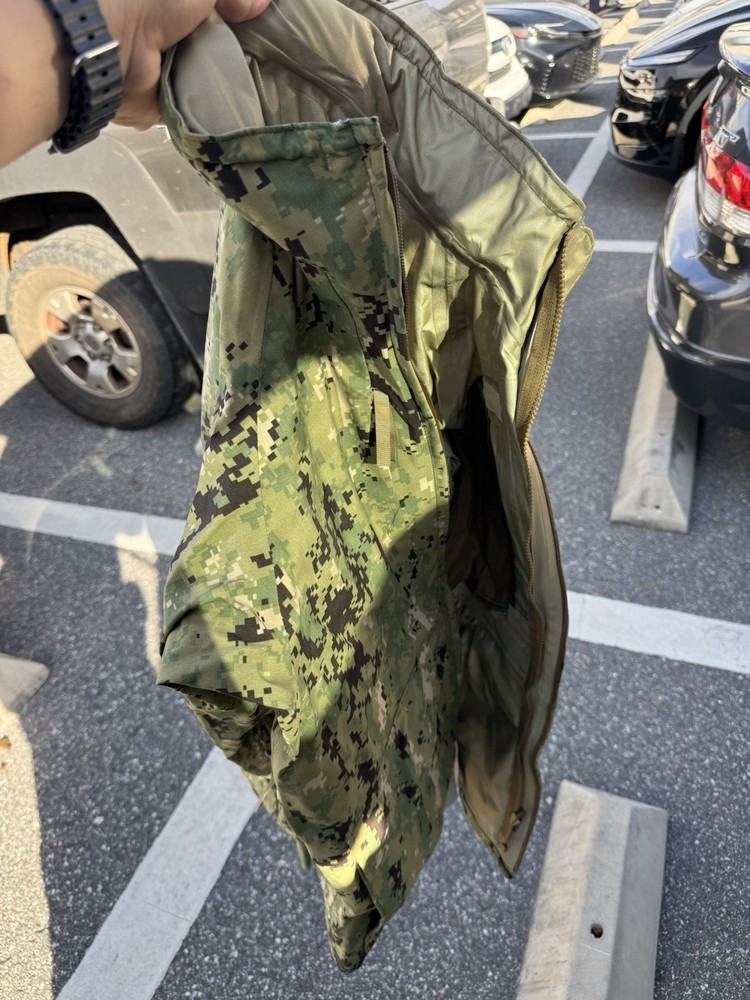 New US Navy Uniform Working Parka Type III Size Medium Regular