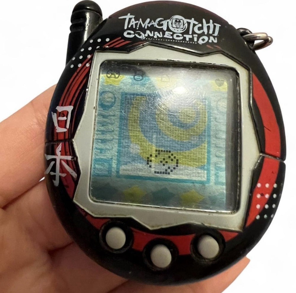 2004 Tamagotchi Connection Keychain. Good Used Working Condition,See Description