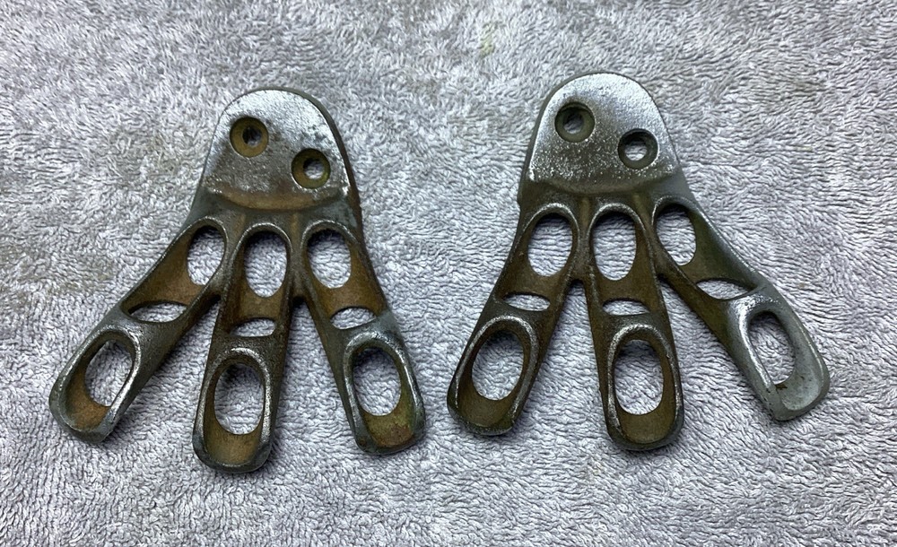 2 VTG. CAST IRON 3 FLAG WALL BRACKETS