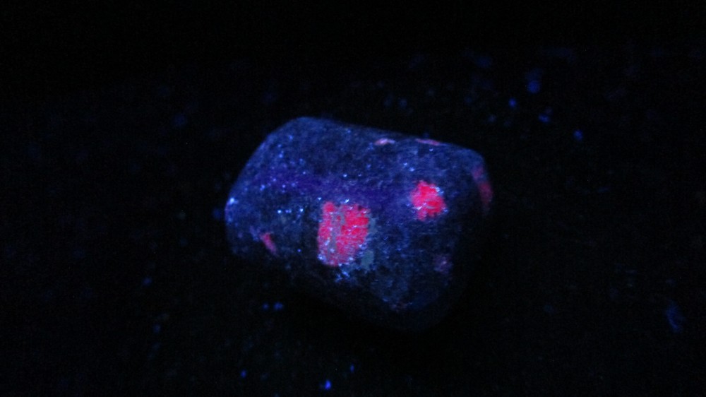 Natural Longwave Fluorescent Mineral Rock Ruby O76