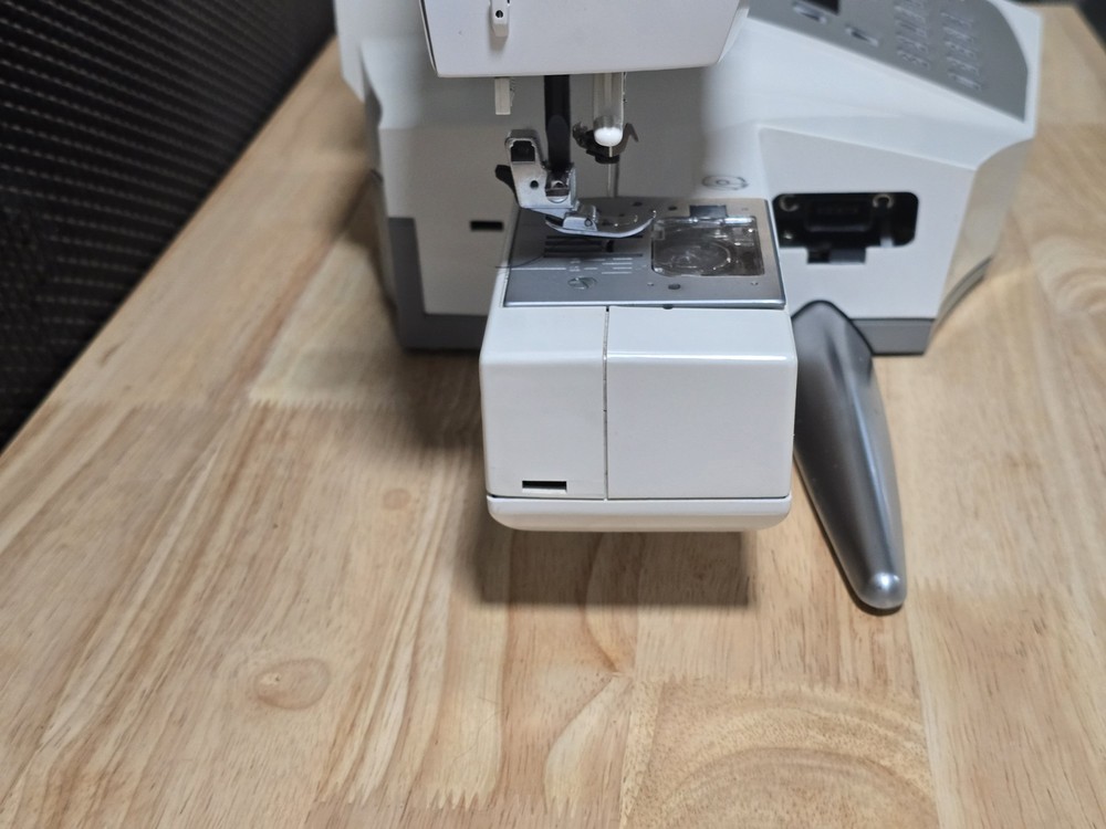 GC Singer Quantum Futura CE-200 Computerized Sewing Embroidery Machine