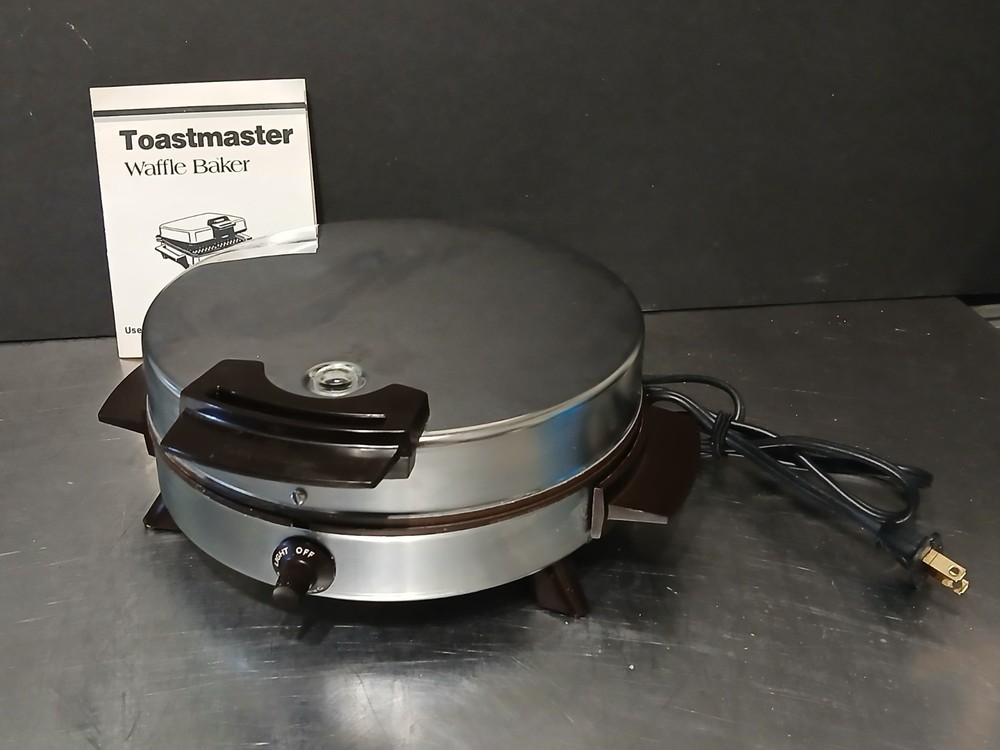 Vintage Toastmaster Waffle Iron Maker Baker Non Stick Chrome 252A Round TESTED