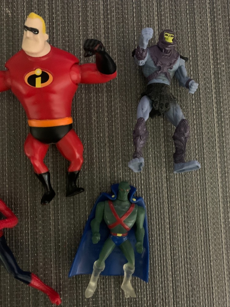5 small action figures