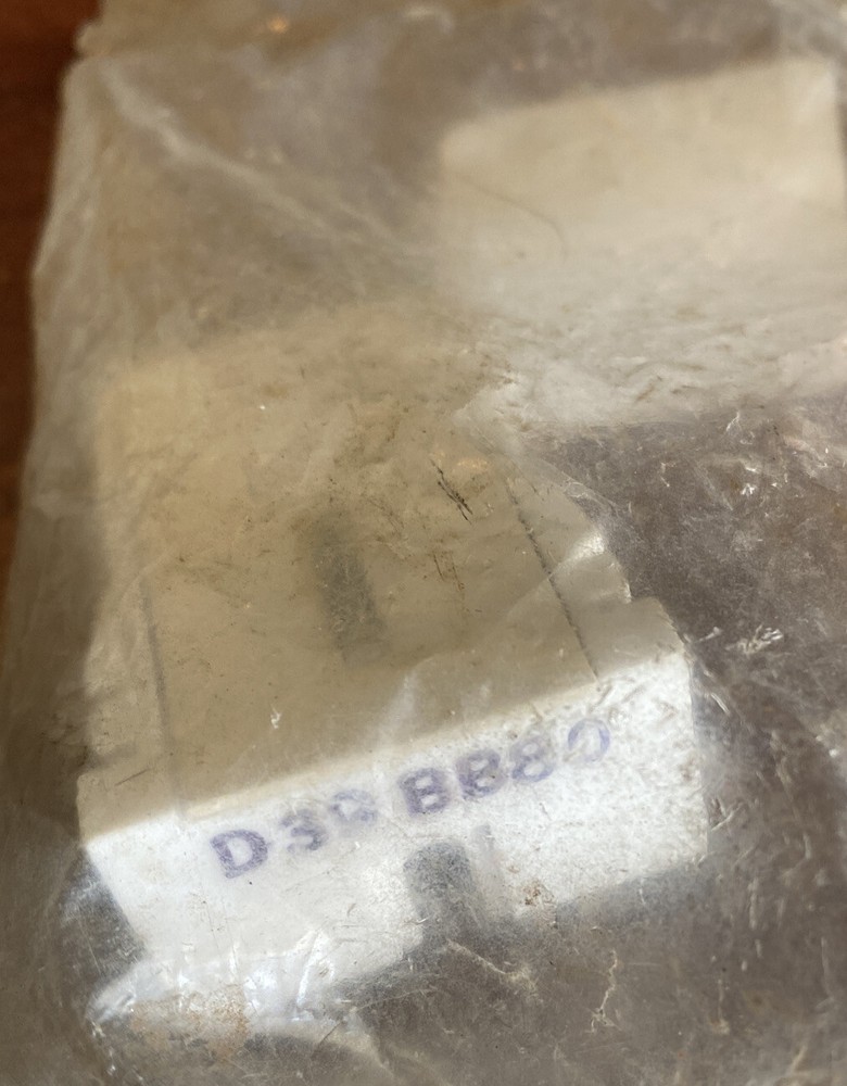 *NOS* D39BB80 LEVITON TURN TYPE LAMPHOLDER