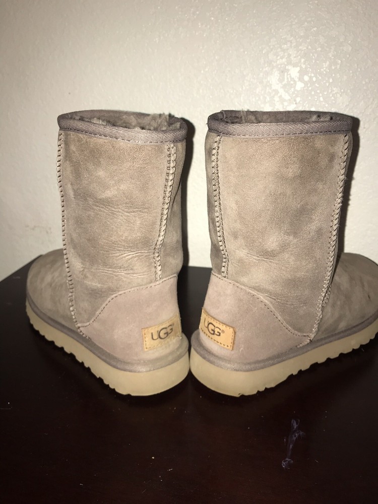 UGG BOTS Women’s Gray Short - Size 6