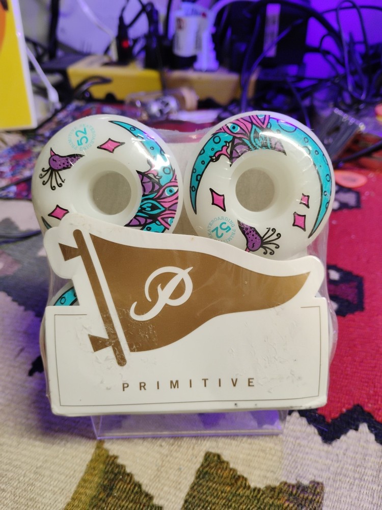 Primitive Peacock skateboard wheels 52mm white