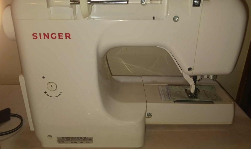 Singer Sewing Machine / Model 2639