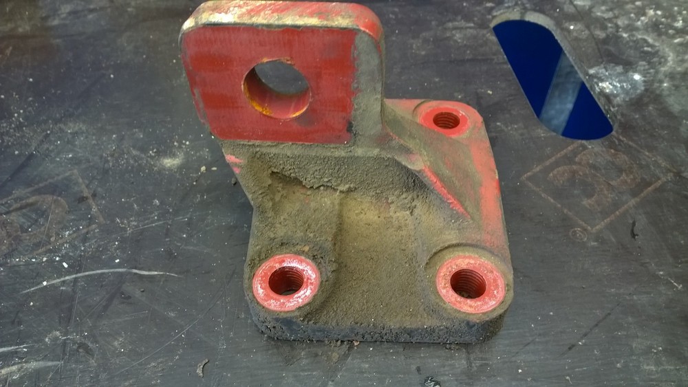 O/S ENGINE MOUNTING BRACKET REMOVED FROM 75E17 3.9 LTR