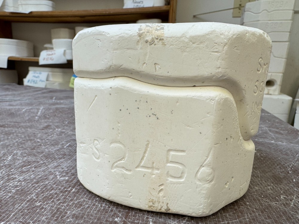 VINTAGE SCIOTO CERAMIC MOLD #2456 SMALL PIG SHELF SLEEPER