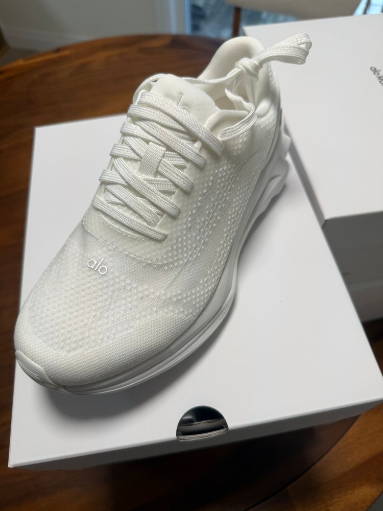 alo yoga runner white