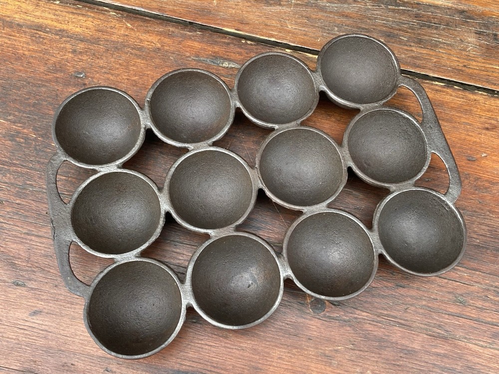 Griswold Cast Iron #947 Golf Ball Pan 12 Cup