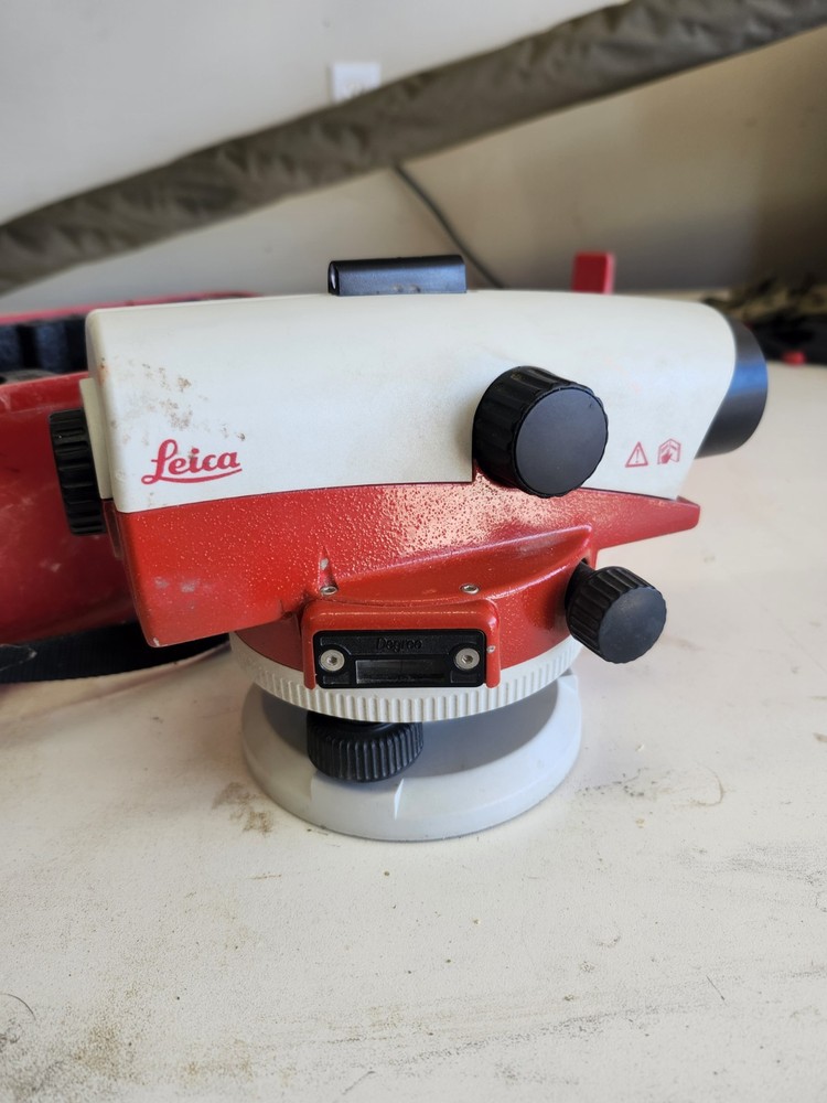 Leica Geosystems NA730 Automatic Optical Level with Case  Used