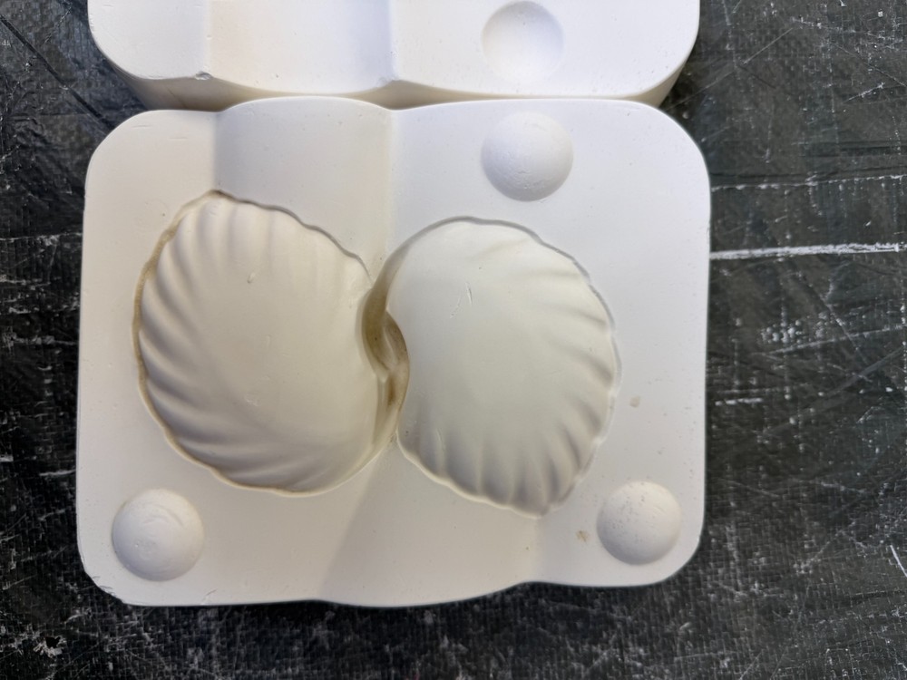 VINTAGE AIR CAPITOL CERAMIC MOLD #A-283 LEAF DISH
