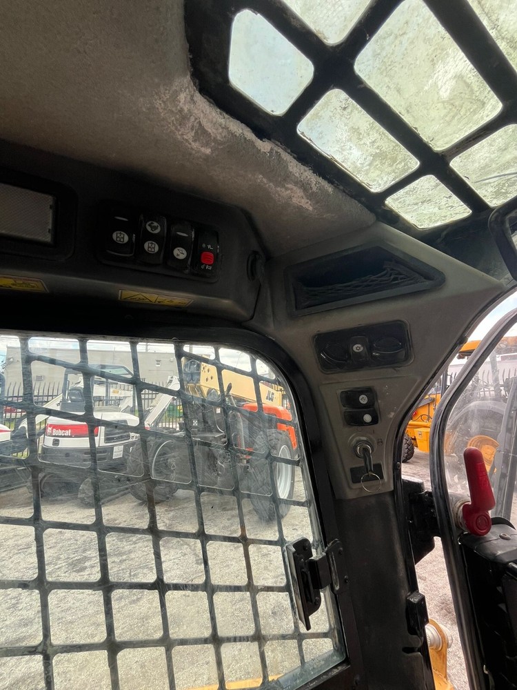 2015 Caterpillar 226D Enclosed Cab Skid Steer Loader