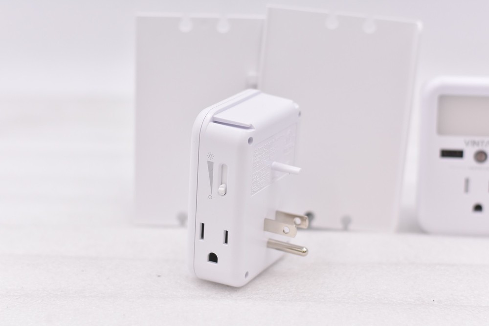 Vintar Wall Outlet Extender w/ USB - White