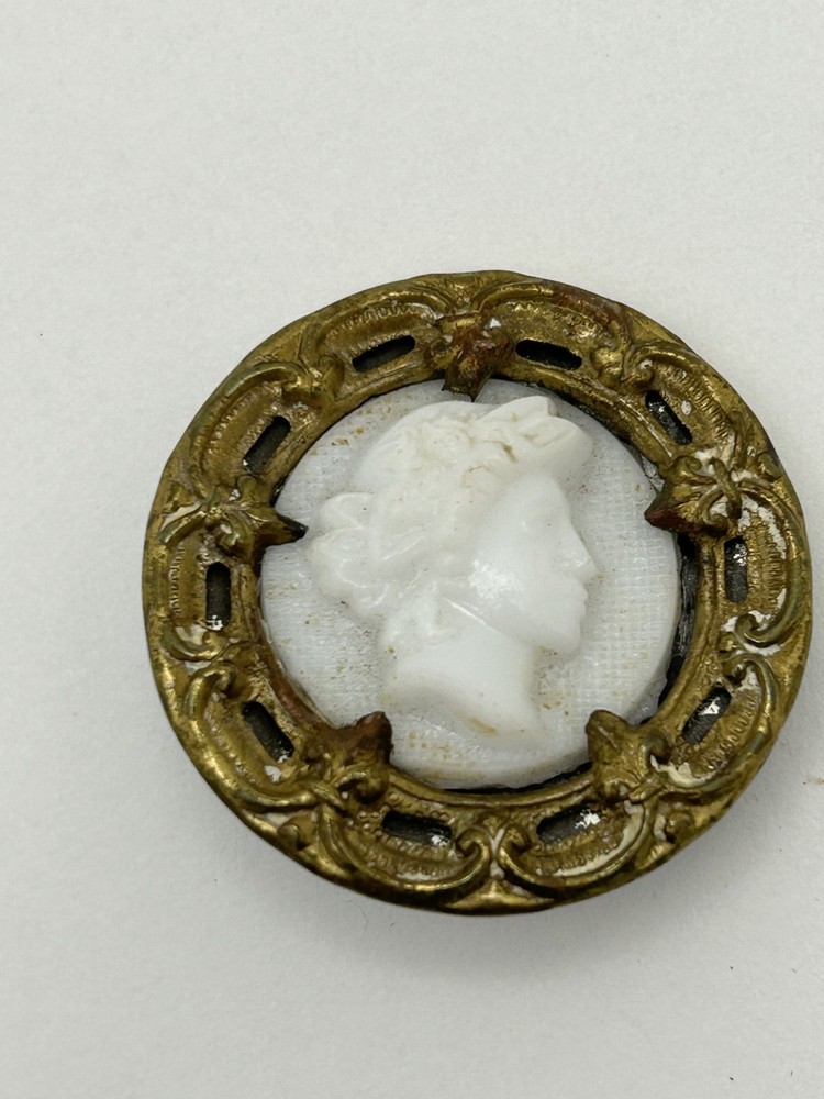Antique Victorian White Glass Cameo Button B1