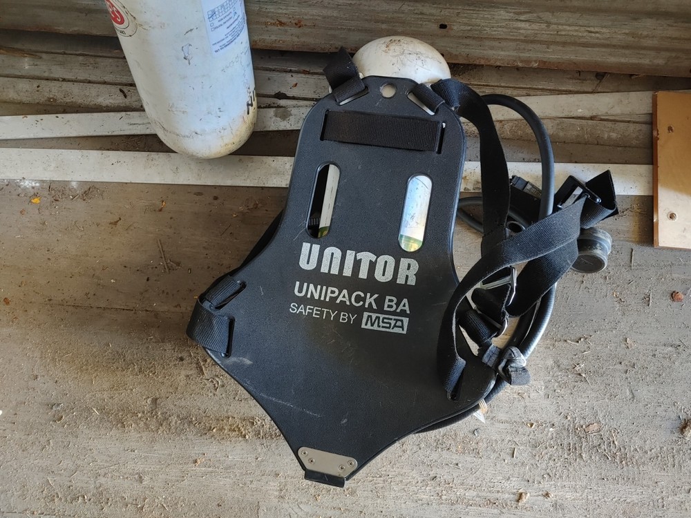 scuba diving oxygen tanks