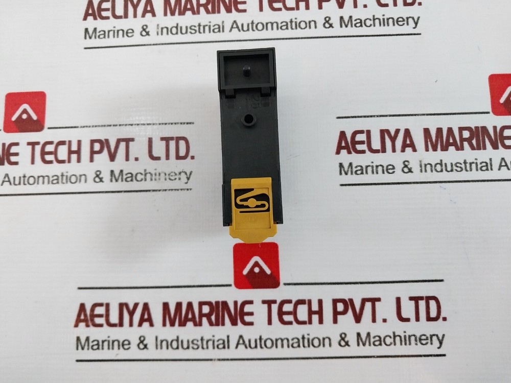 Omron PYF-08A-P DIN Rail/Surface Mounting 8-pin Socket
