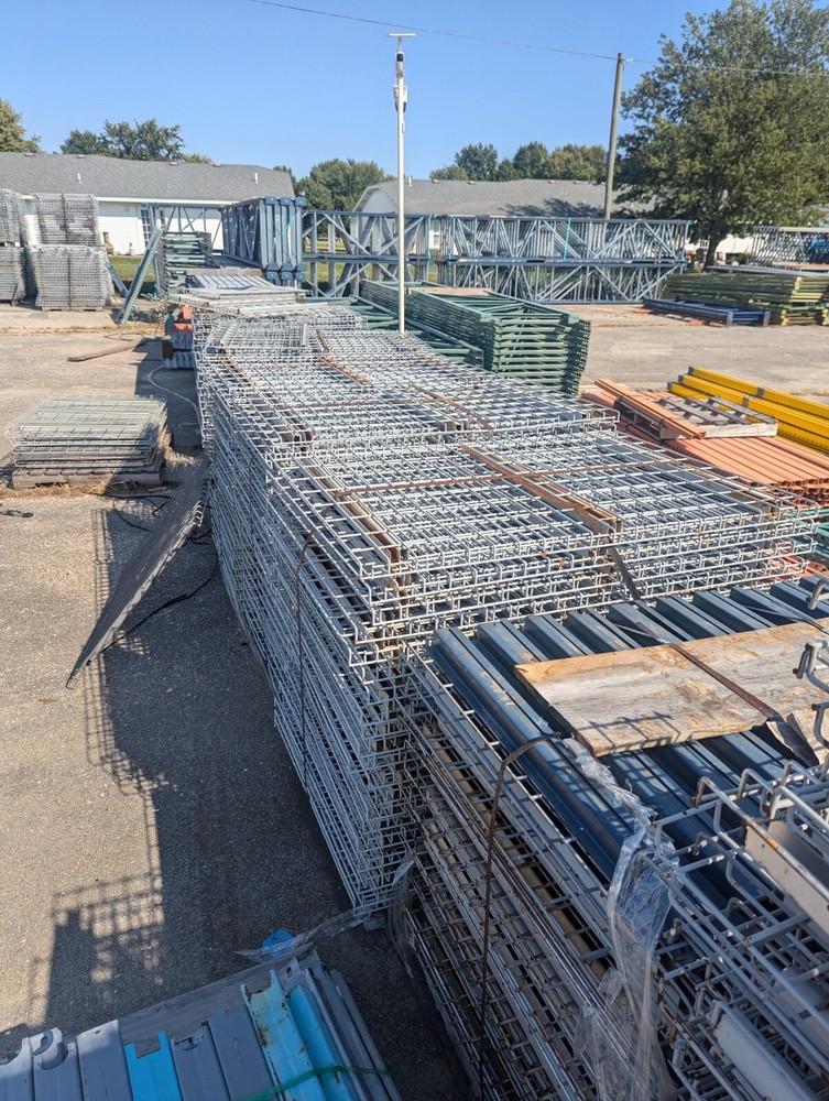Wire decking for pallet racking