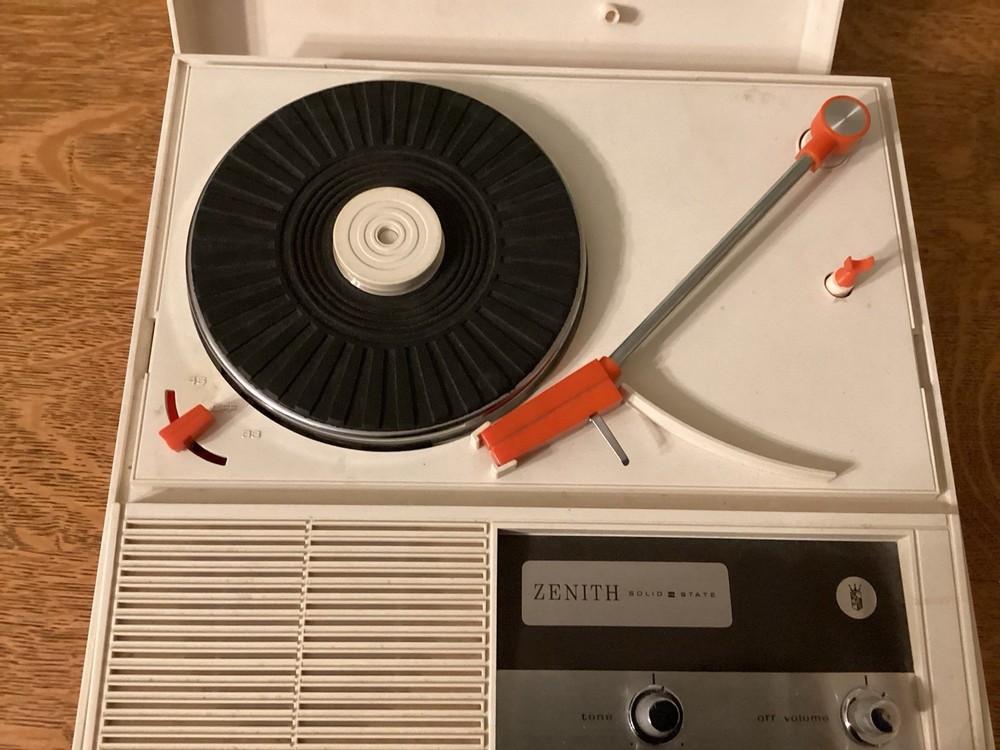 Zenith (Rare)1973 E505V portable record player AC/DC