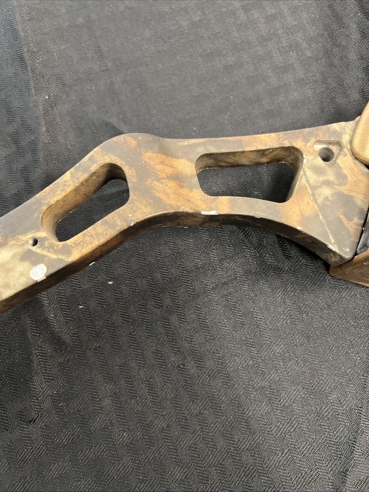 FRED BEAR RH ADVANTAGE HUNTER COMPOUND BOW - Bow Only, 70lb 29” Draw - Used