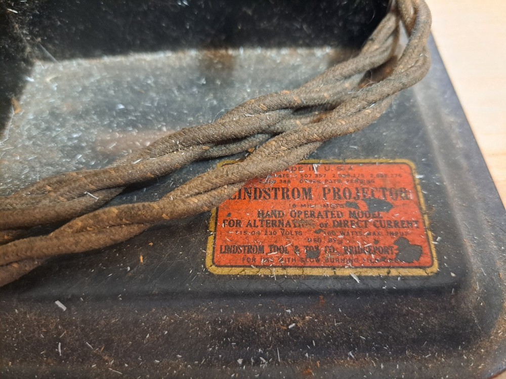 VINTAGE LINDSTROM 16MM PROJECTOR - HAND CRANK